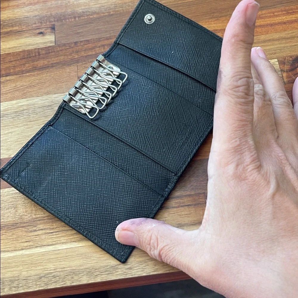 Prada Authentic Vintage Black Leather Saffiano 6 Key Holder Case. 23 - Picture 7 of 8